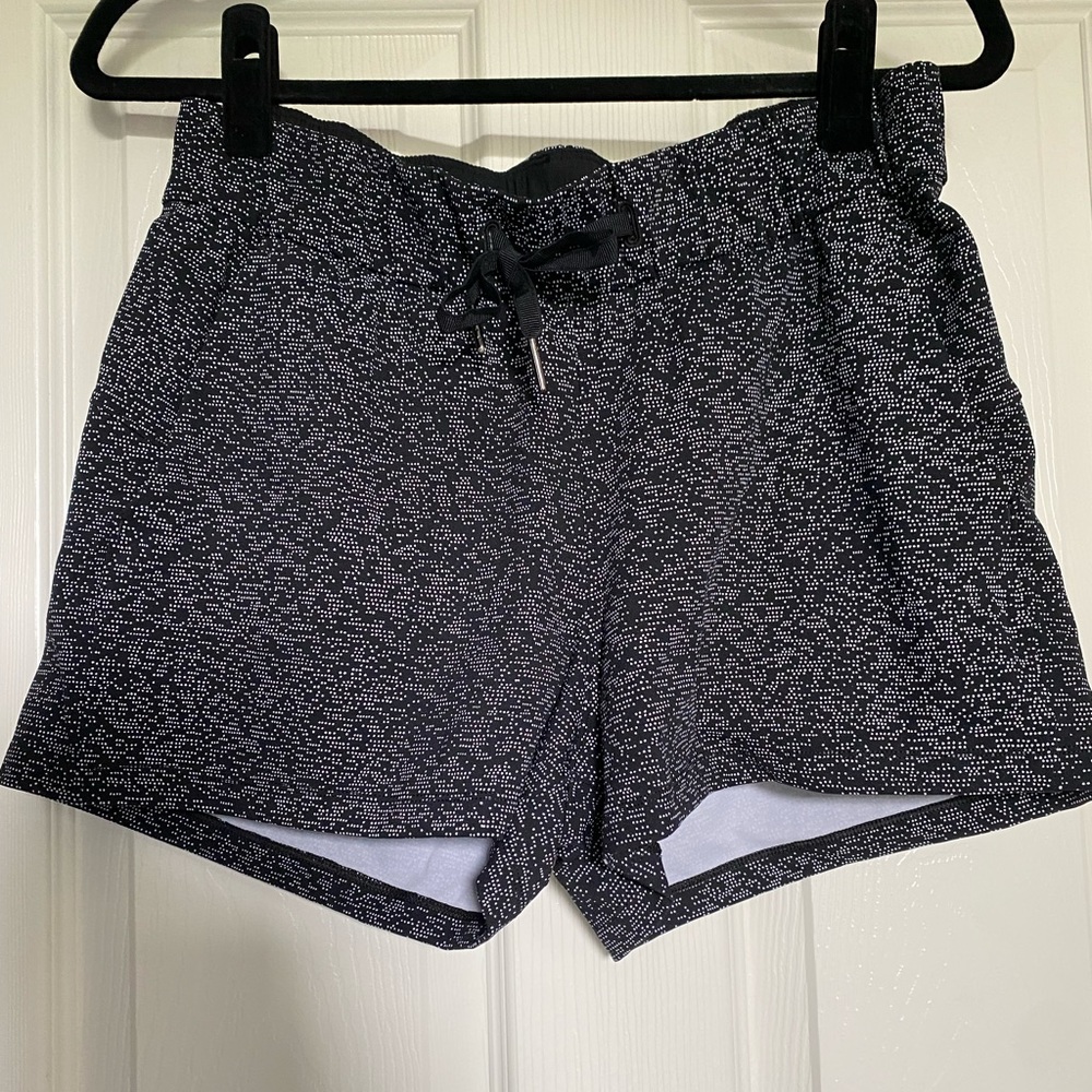 Lululemon On the Fly Mid-Rise Short 2.5” sound wave white black/black size 6